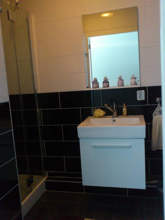 Sewdien'S Apartment Maashaven Ротердам Стая снимка